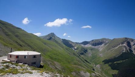 Yoga sotto le stelle al Rifugio del Fargno, tra i Pizzi e la Regina.