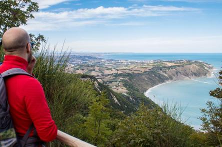 Il Monte Conero tra boschi e scorci sul mare