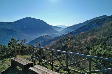 Il Sentiero dell'Aquila che domina Frasassi