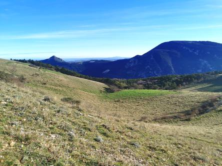 Monte Valmontagnana: la cima sopra le grotte di Frasassi